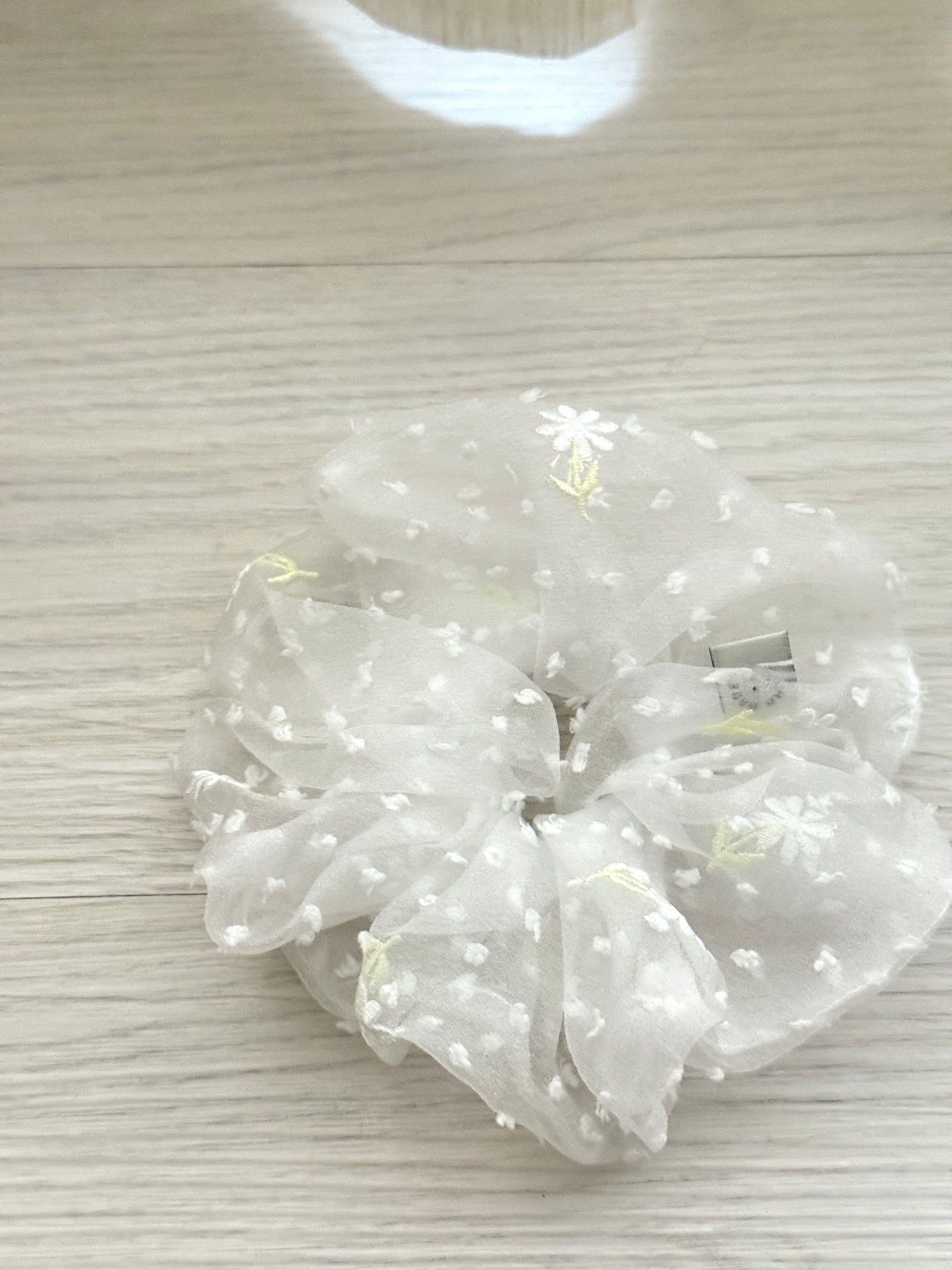 Daisy scrunchie🌼