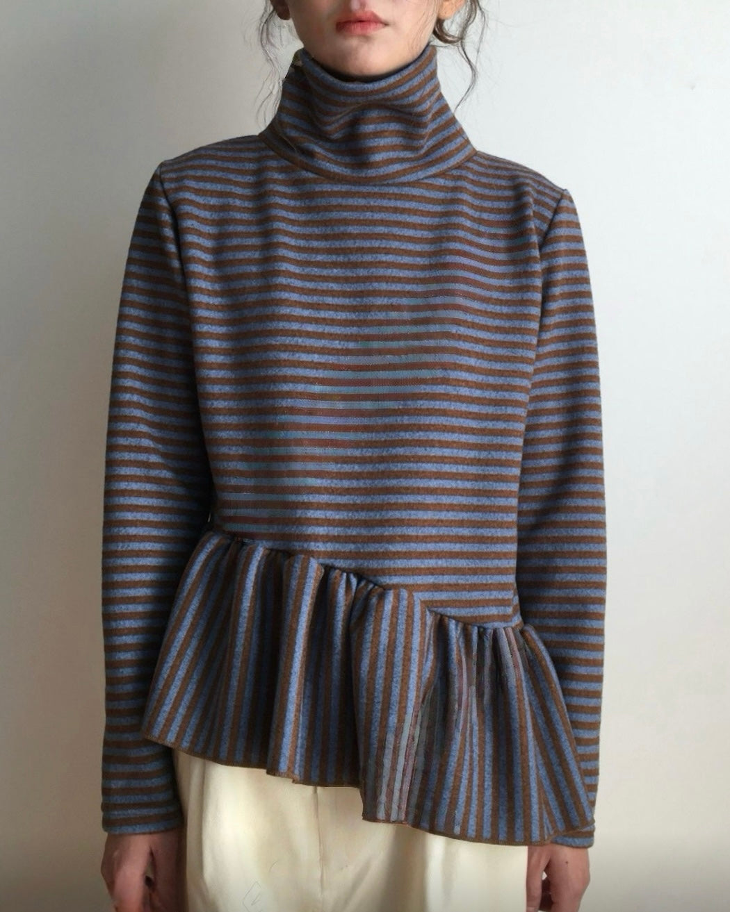 不對稱條紋高領top