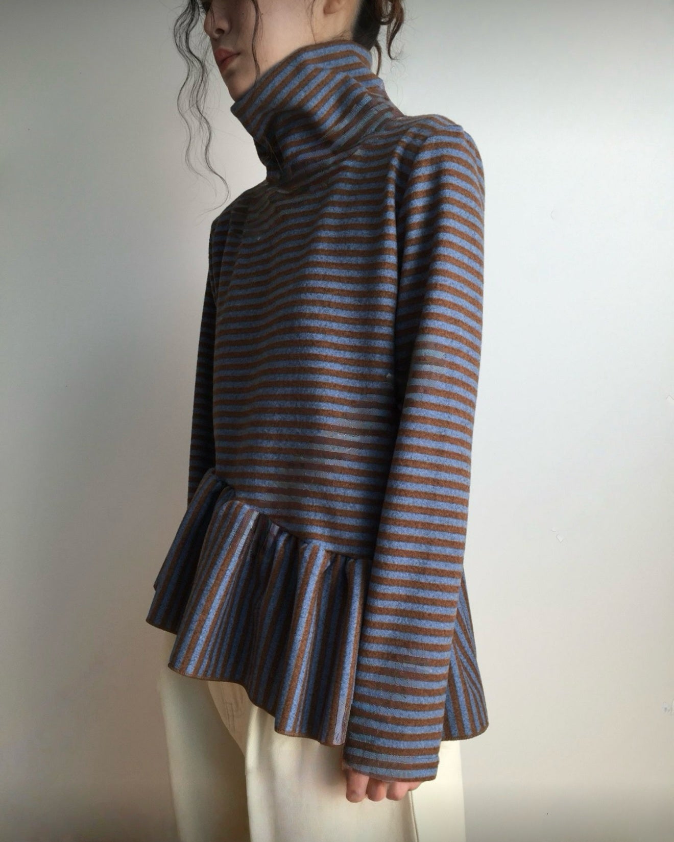 不對稱條紋高領top