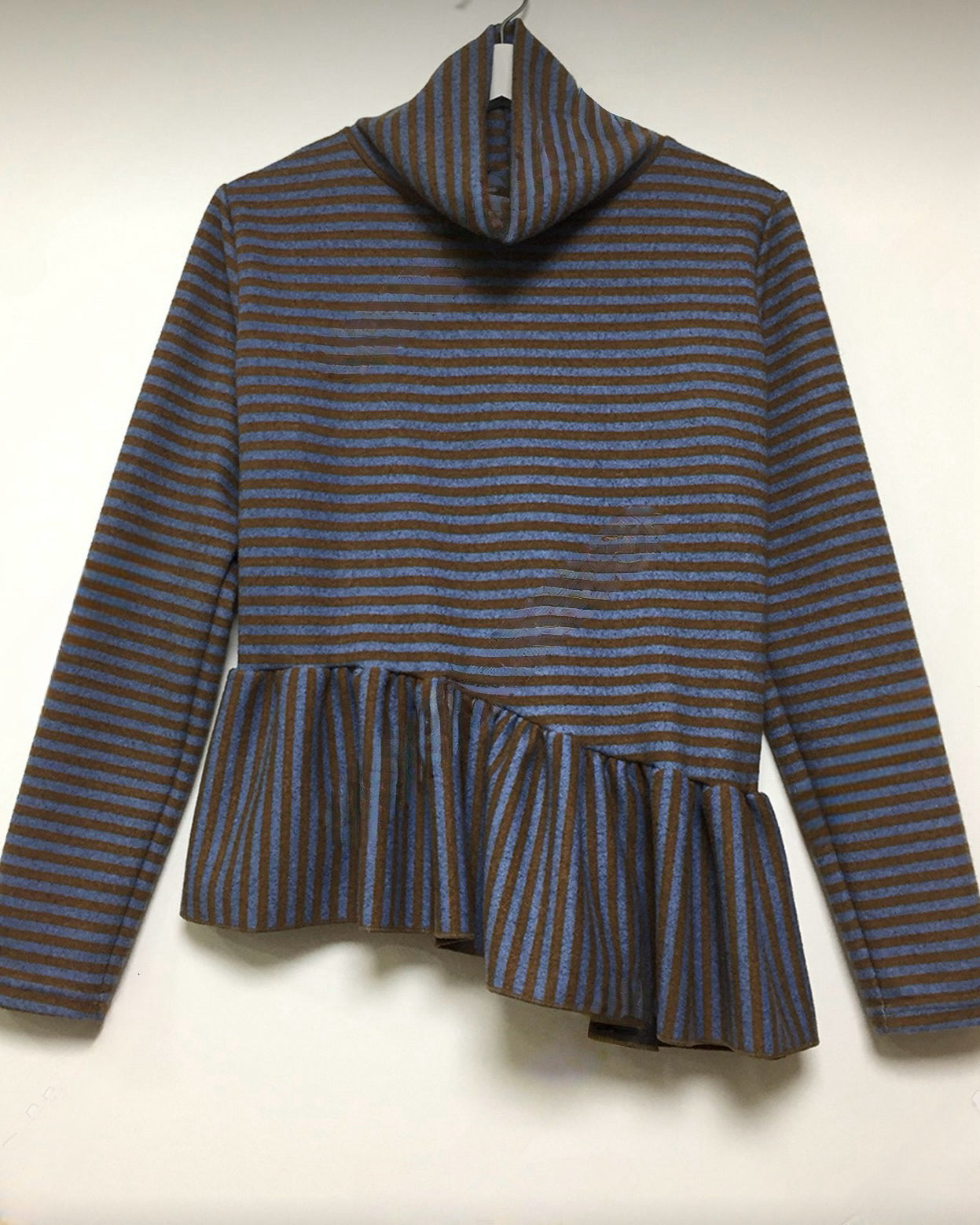 不對稱條紋高領top