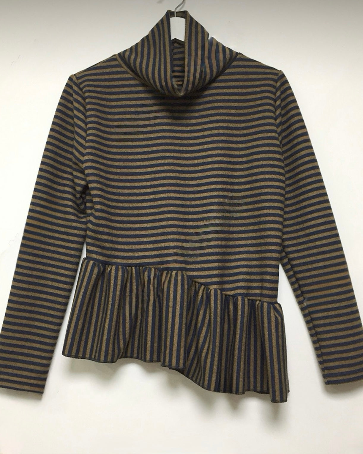 不對稱條紋高領top