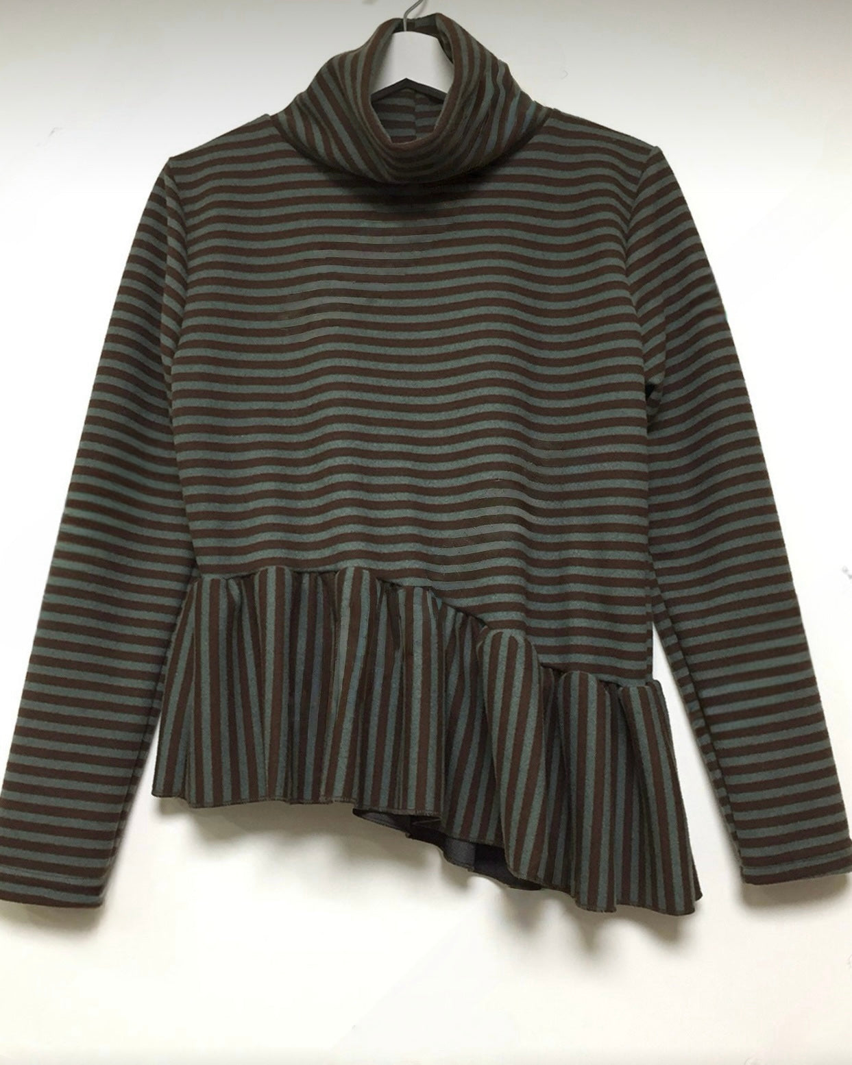 不對稱條紋高領top