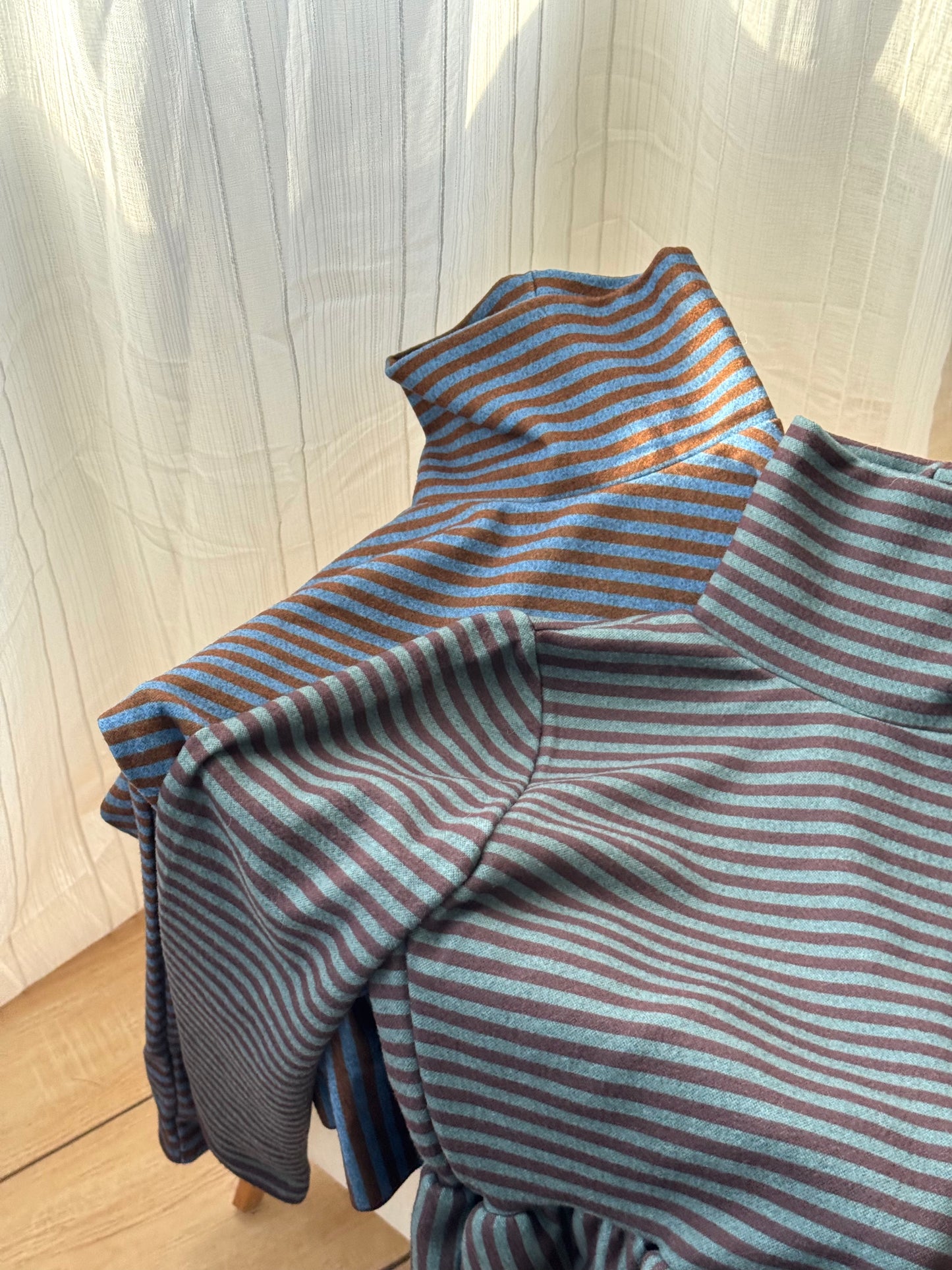 不對稱條紋高領top