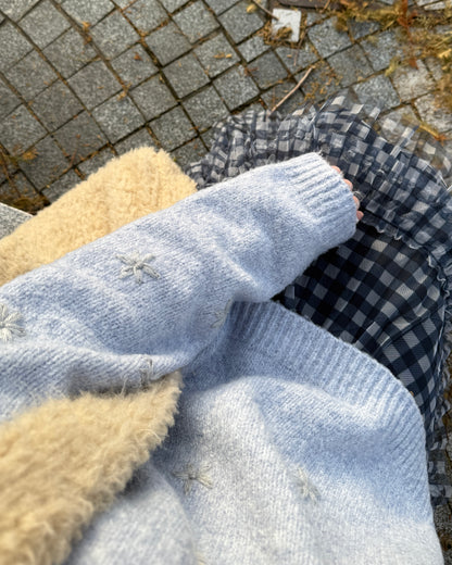 軟糯刺繡花花冷衫✿must pick!!!!!