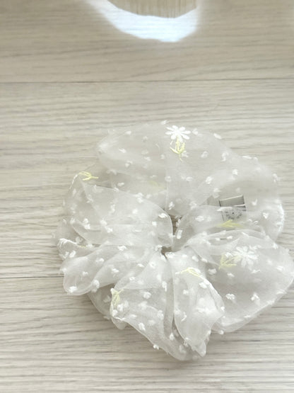 Daisy scrunchie🌼