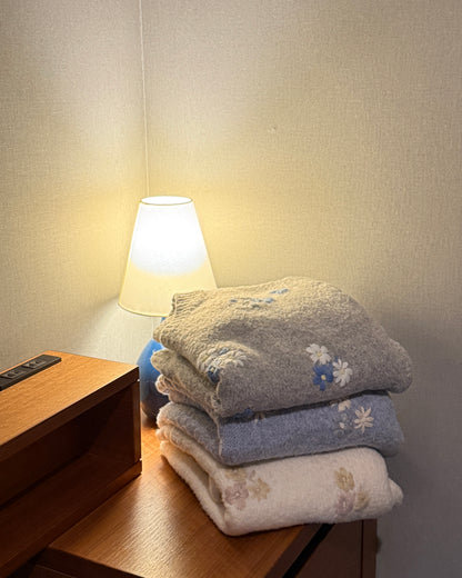 軟糯刺繡花花冷衫✿must pick!!!!!