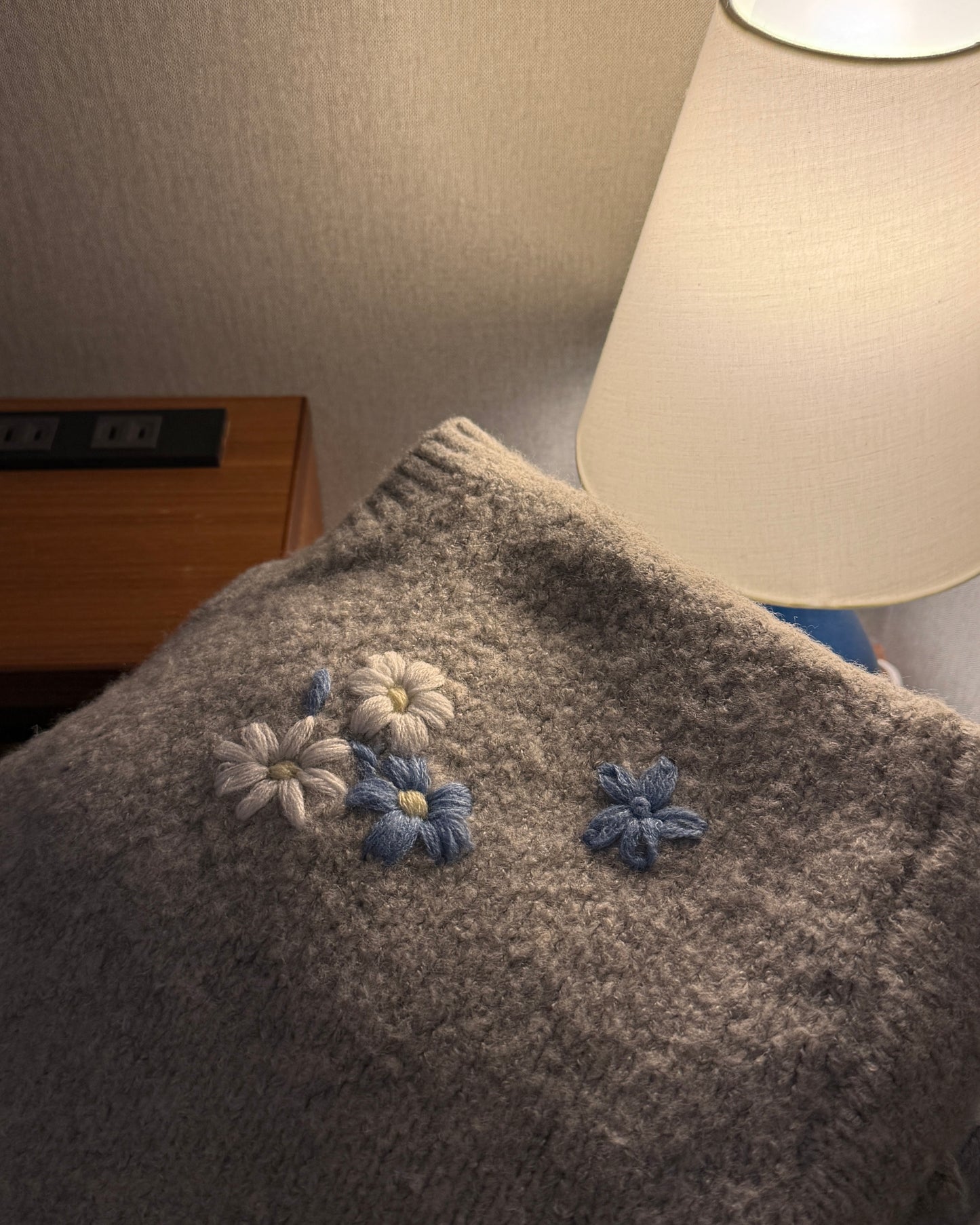 軟糯刺繡花花冷衫✿must pick!!!!!