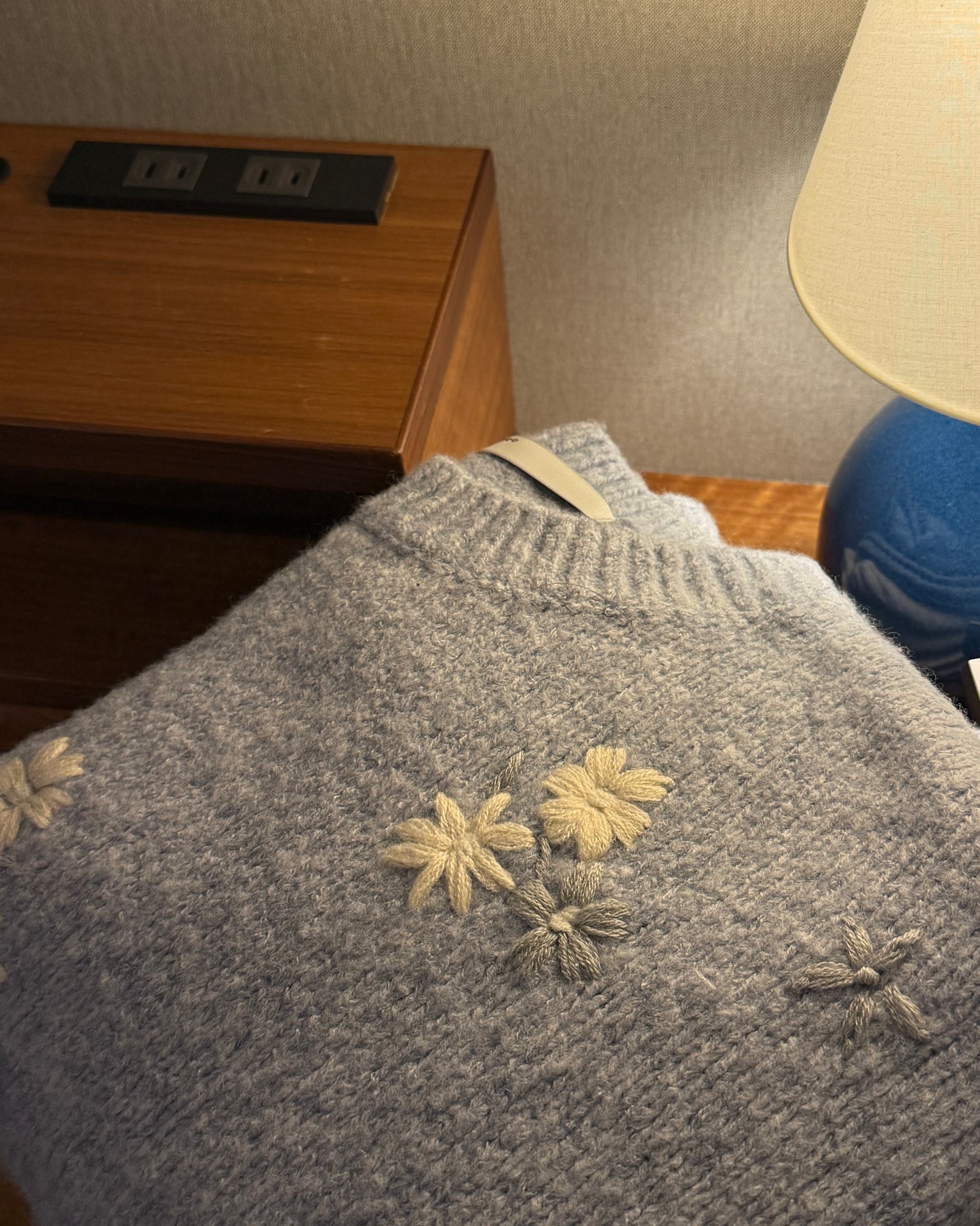 軟糯刺繡花花冷衫✿must pick!!!!!