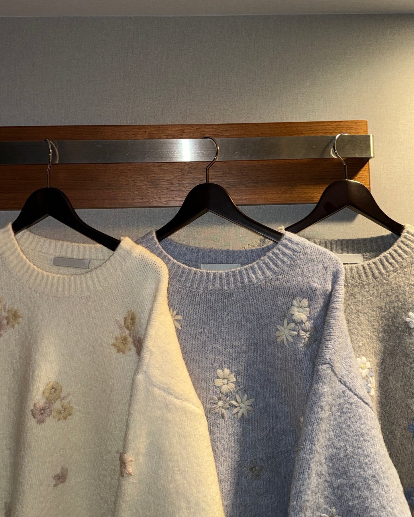 軟糯刺繡花花冷衫✿must pick!!!!!